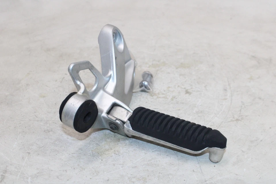 04-06 SUZUKI KATANA 750 GSX750F OEM CLAVIJA TRASERA DERECHA PASAJERO Foto 3 de 4