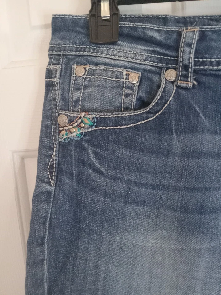 Pantalones cortos de mezclilla GRACE in LA Cutoff de 6” plumas bordadas estrás desgastados 31 Foto 3 de 4