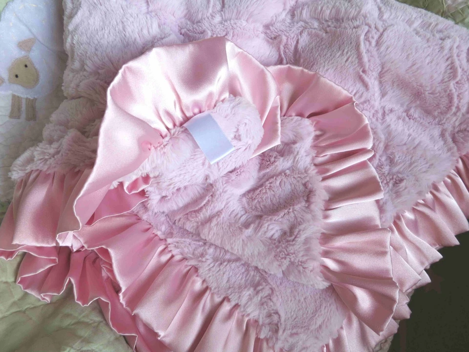 Manta rosa esponjosa con volantes borde satinado bebé niña Child of Mine Carter's? Foto 3 de 3