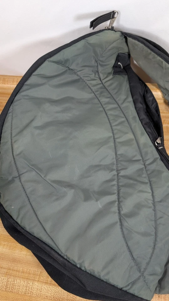 Mochila negra con una correa bandolera Jansport Airlift Y2K Foto 4 de 4