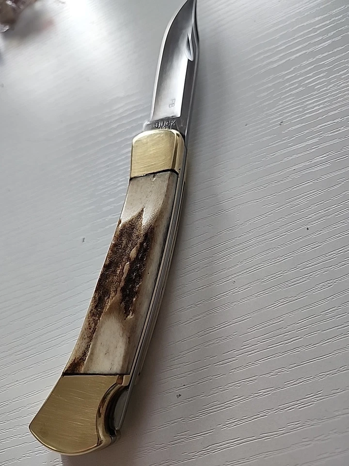 Cuchillo de asta de ciervo Buck 110 vintage de latón con mango de ciervo y funda Foto 2 de 4