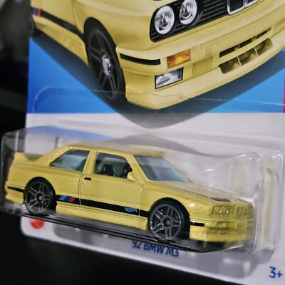 Hot Wheels - BMW M3 '92 - HW : Les années 90 4/10 - HTB06 - Carte courte - Jaune - Mattel 2024-1:64 Hot Wheels - BMW M3 '92 - HW : Les années 90 4/10 - HTB06 - Carte courte - Jaune - Mattel 2024-1:64