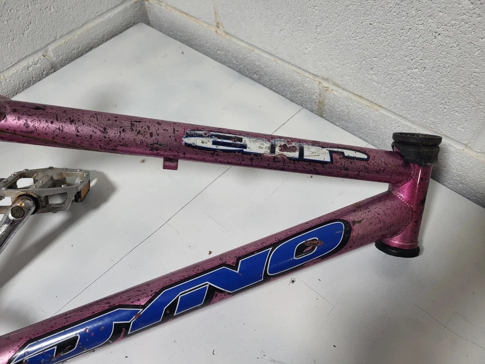 Quadro de bicicleta vintage Dyno Air BMX roxo com manivela e braçadeira de assento bom - Imagem 3 de 4