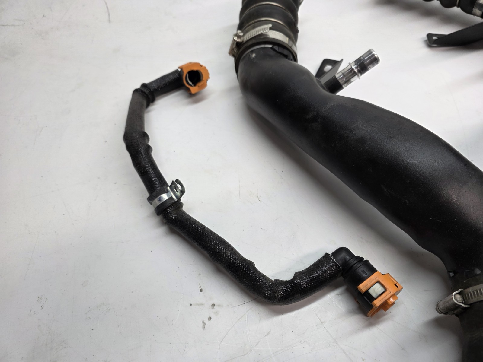 FERRARI 488 PISTA INTERCOOLER TO THROTTLE BODY AIR TUBE PIPES OEM 761298 814108
