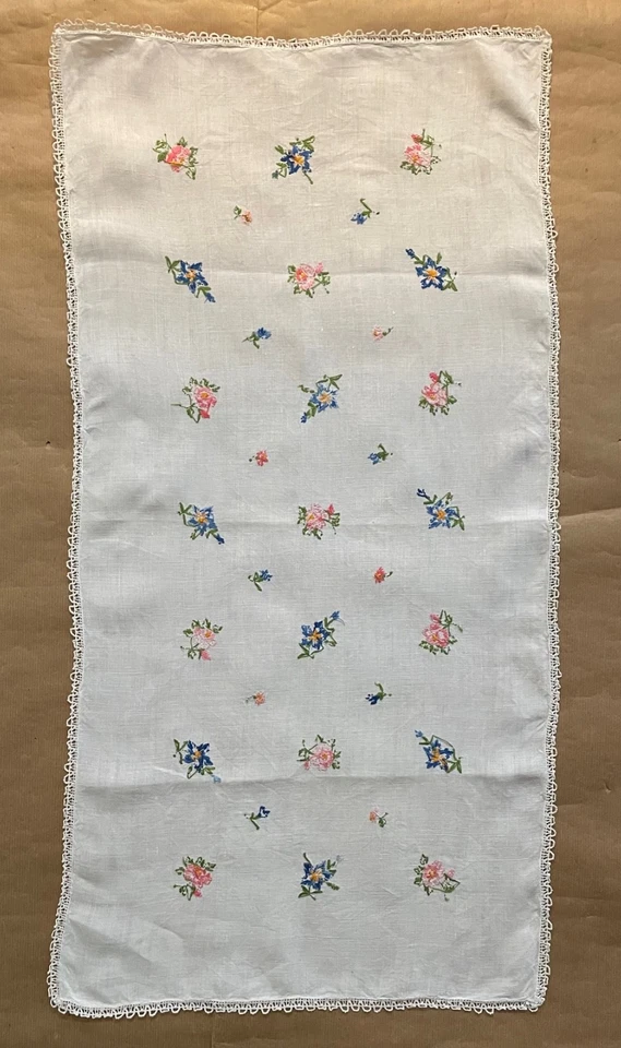 NAPPERON ANCIEN - BLANC - FLEURS - 39,5 CM X 78 CM - Photo 2/2