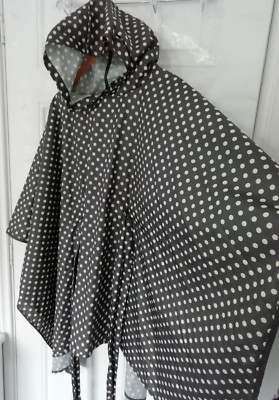 Braintree O/S Regenponcho Kapuze 100% recycelt grau elfenbein Punkte Polka Mantel Jacke