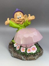 Statua Disney Biancaneve e i sette nani Dopey giardino solare con etichette