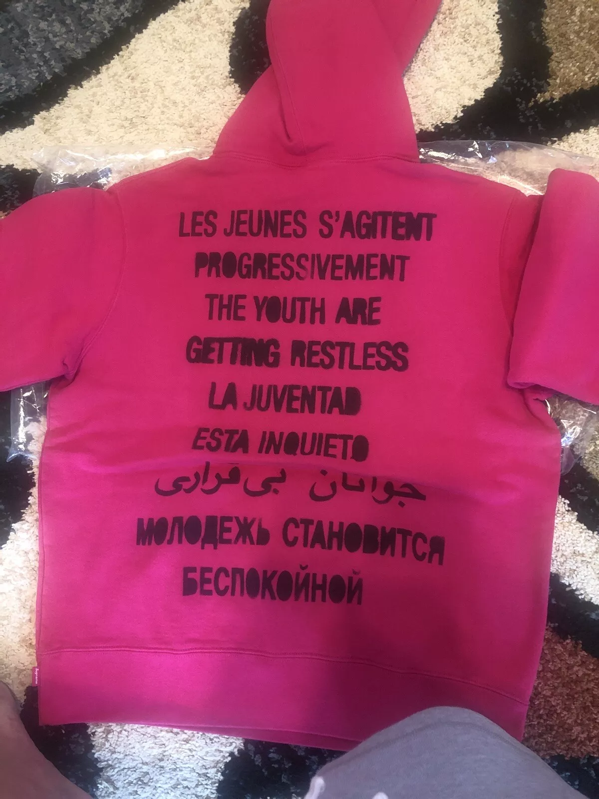 Sweat à capuche Supreme The Youth Are Getting Agitless petit fuchsia PAS Supreme Bogo