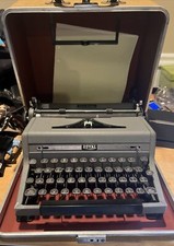 ROYAL 1953 QUITE DE LUXE GRAY PORTABLE TYPEWRITER WITH TWEED BROWN STORAGE CASE thumbnail