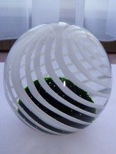 Briefbeschwerer Paperweight Glas Kugel wei&szlig;e Spirale gr&uuml;ne Kugel Vintage 8 cm