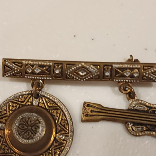 Broche vintage para barra de joyería damascena con guitarra colgante y sombrero - Imagen 2 de 7