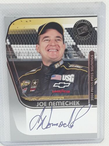 Joe Nemechek 2004 Press Pass Signings NASCAR Auto Racing - On Card AUTO - Afbeelding 1 van 2