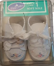 Vtg Tinyettes Infant White Embroidered Flowers Lace up Soft Sole Bootie Sz 1 USA