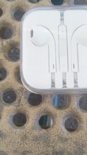 Apple EarPods MD827LL/A Wired In-Ear White 3.5mm Mic Remote Volume Ctrl