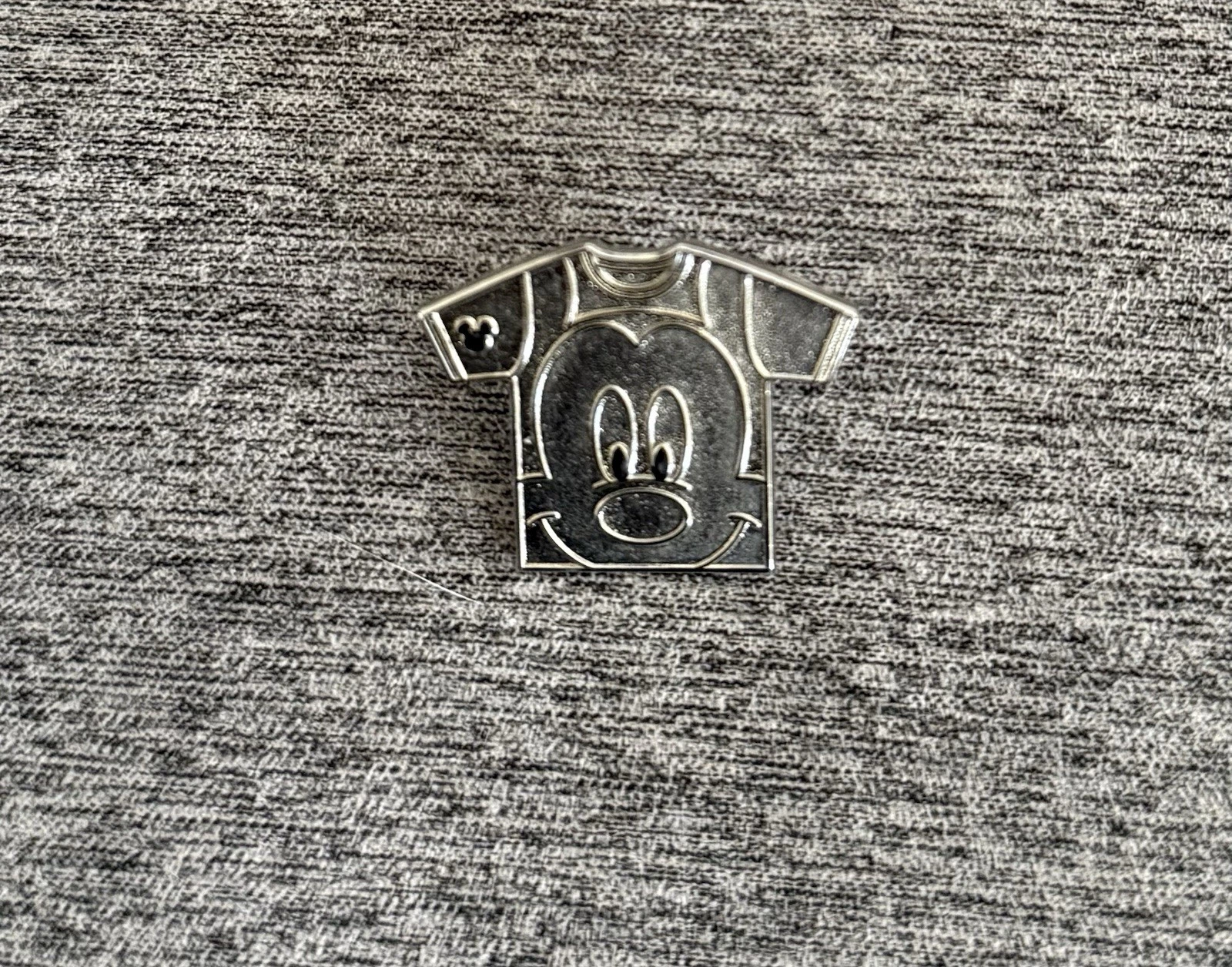 WDW MICKEY MOUSE SILVER CHASER T-SHIRT COLLECTION 2011 HIDDEN MICKEY SERIES PIN