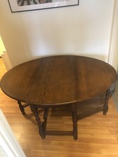 Lokalny stół zaprojektowany w Newcastle upon Tyne. Doskonały. W-20 L-60 H- 30 cali. 