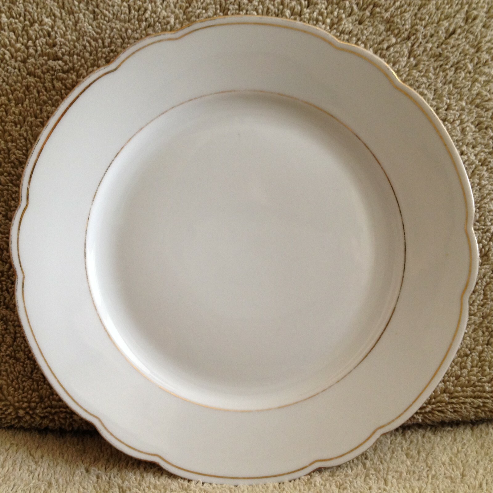 7"1/2 Vintage Seltmann Weiden Bavaria Nora 1st Qualitat Gold Rim