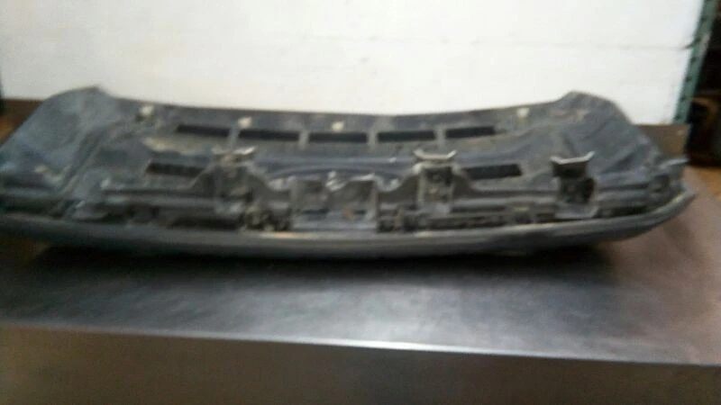 *BROKEN MOUNT* Grille from 2012 Ford F550 Super Duty 5778826 - Image 2 of 4