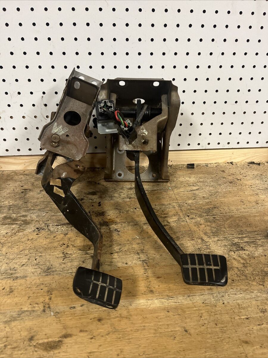 1986-1997 Nissan D21 Hardbody Manual Pedal Assembly M/T 1986-1997 Nissan D21 Hardbody Manual Pedal Assembly M/T