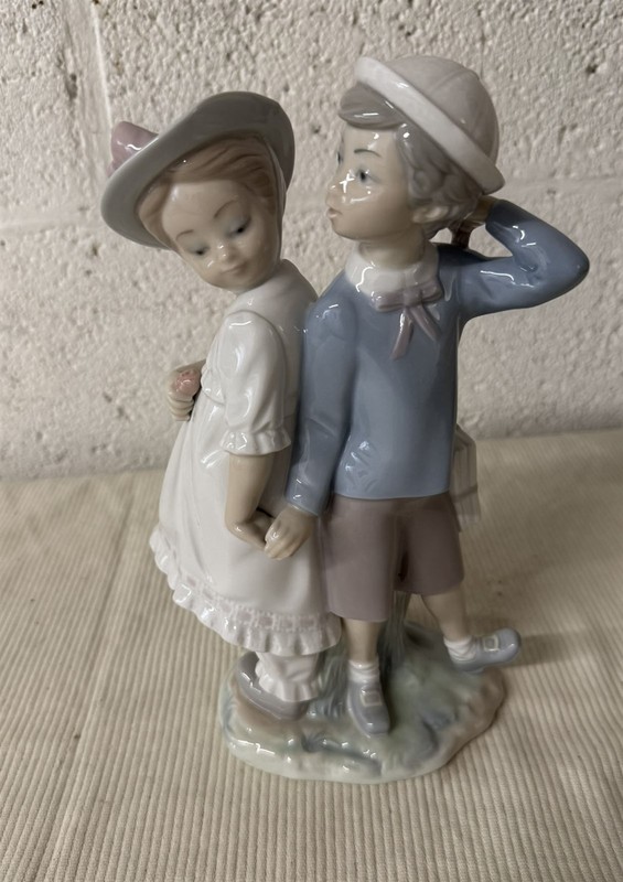 LARGE LLADRO PUPPY LOVE #1127 PORCELAIN FIGURINE GIRL BOY HOLDING HANDS IN YOUNG