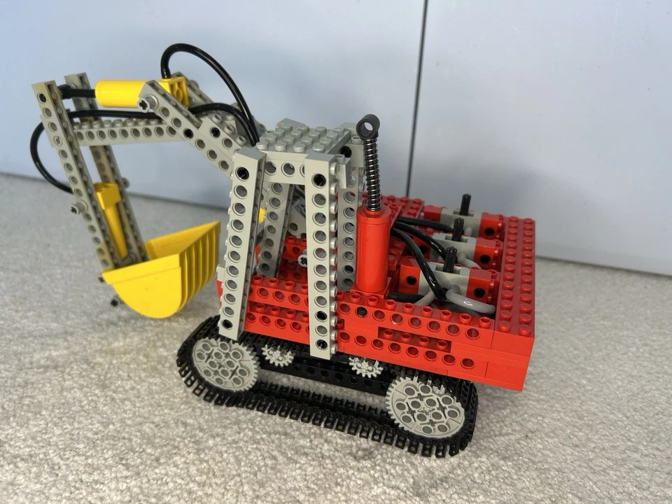 LEGO Technic 8851 Excavator, photo 2 of 5