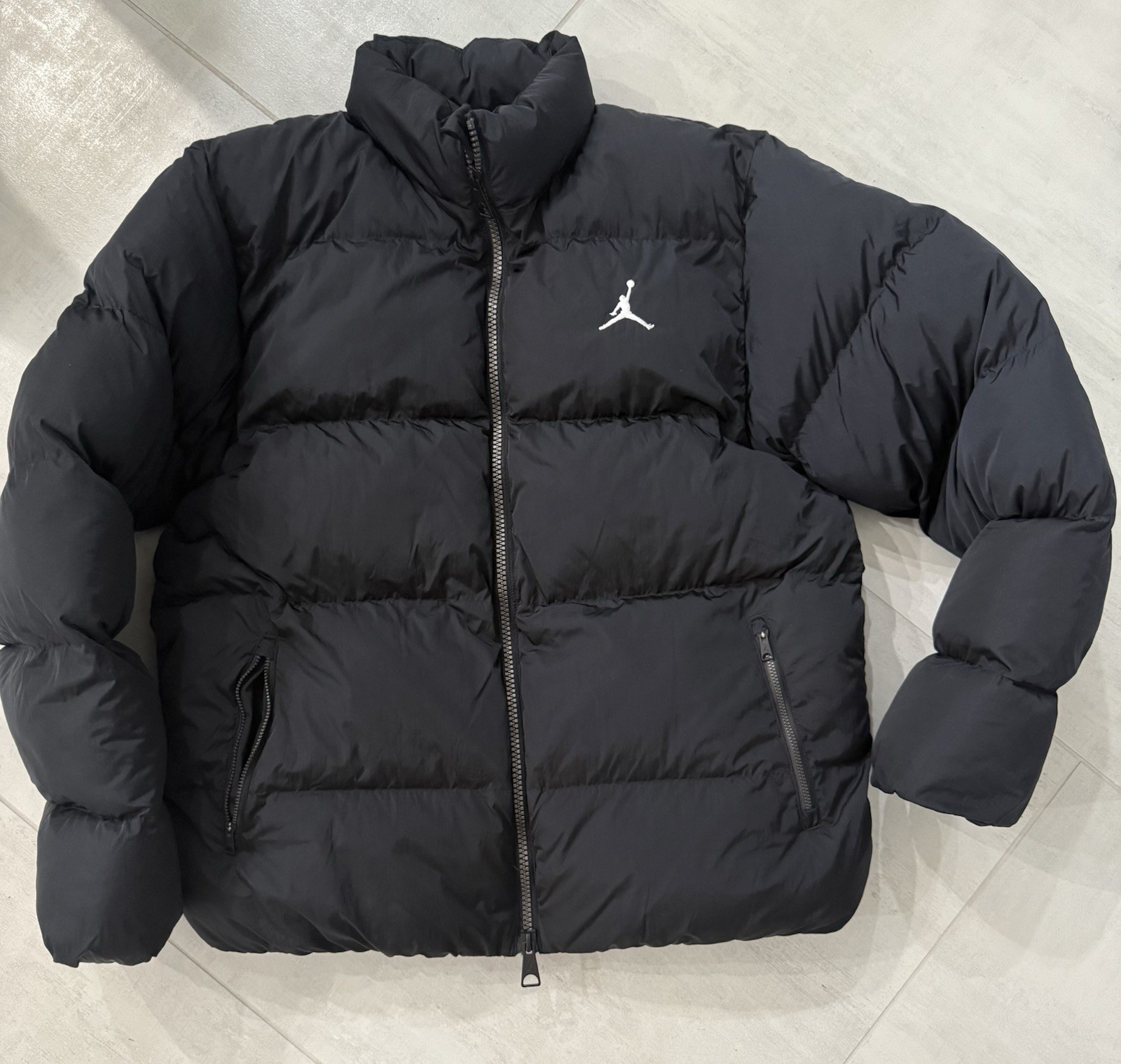SACAI X NIKE Nike Air Jordan Essentials Jumpman Puffer Jacket. Nero. FB7331 010 Uomo Taglia L