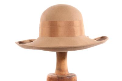 Wollmütze Marida beige mit Band und Schleife Größe 56 cm