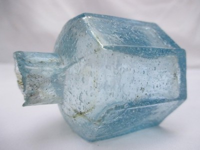 SCHÖNES HELLBLAUES ACHTECKIGES PLATZENDECKEL TINTENFASS MIT SAMENBLASEN um 1910