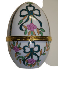 Vintage Porzellan Ei Deckeldose Schmuckdose Osterei mit Schleife & Blumen 12cm