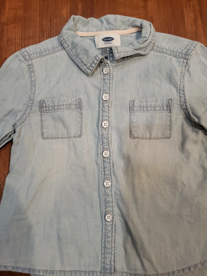 Camisa con botones de mezclilla ligera manga larga azul marino vieja para niños niñas talla 4T Foto 2 de 3