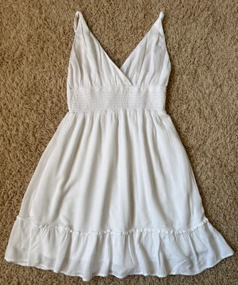Hollister +++ Kleid +++ Gr. S in weiß mit einstellbaren Trägern - Sommerlich - Bild 1 von 4