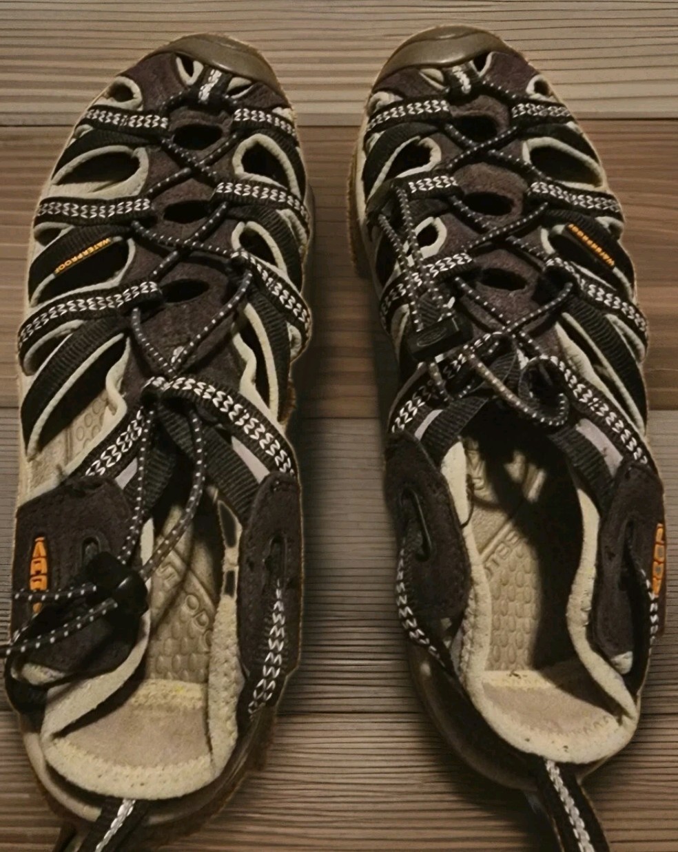 Sandali sportivi Keen donna Whisper neri lacci elastici cuciture piatte 8