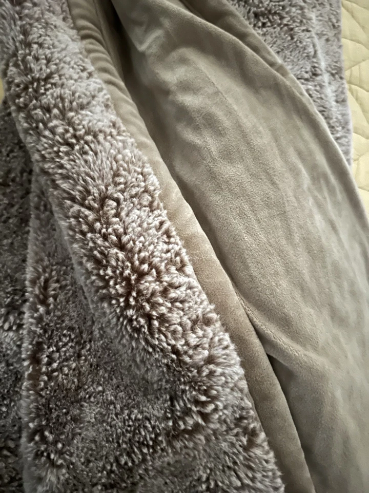 Rachel Roy Suave Imitación Piel Oeko-Tex aprox 60”x60” Marrón Usado en Excelente Condición Foto 4 de 4