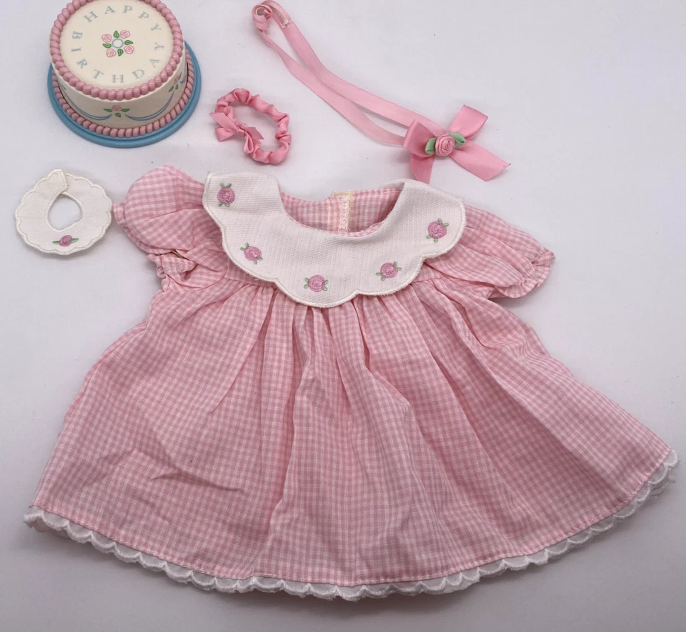 Conjunto de CUMPLEAÑOS American Girl Vestido Diadema Oso Babero Pastel Giros Sin Música Foto 2 de 4