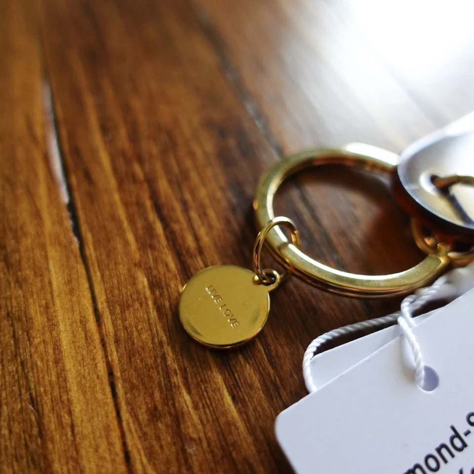 Llavero retro de hotel con forma de diamante Lululemon negro marrón dorado Foto 3 de 4