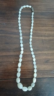 COLLIER ANCIEN PERLES DE NACRE OVALES . 60cm