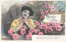 CP BONNE FETE FEMME SOURIANTE PRES MALLE OSIER REMPLIE ROSES FLEURS - 39763