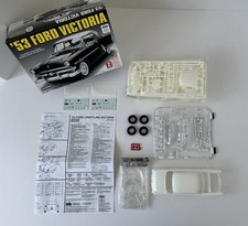 Lindberg 72172 - 1:25 Scale - 1953 FORD VICTORIA Plastic Model Kit -Black - NIB