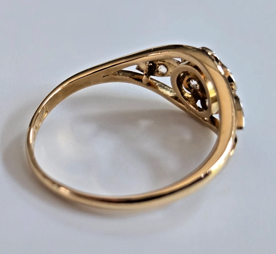 18cm Yellow Gold Ring Diamond Stones Split Shank Band Hallmarked Ring Size K 1/2 - Image 3 of 4