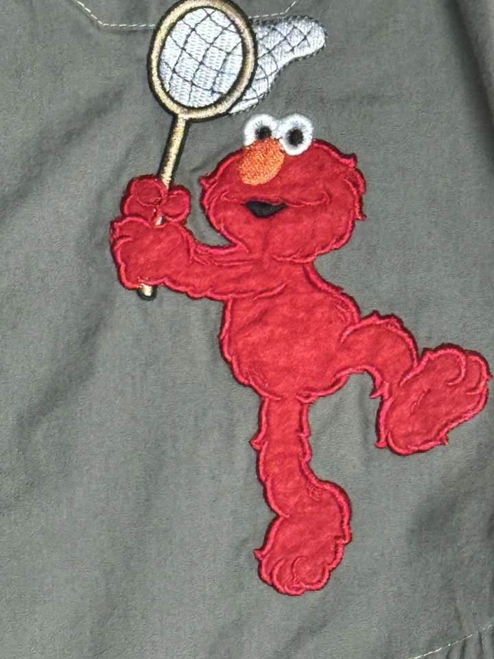 Camisa Sesame Street Elmo Loves Frogs Y2K Safari Caqui 24M Exterior Estilo Explorador Foto 4 de 4