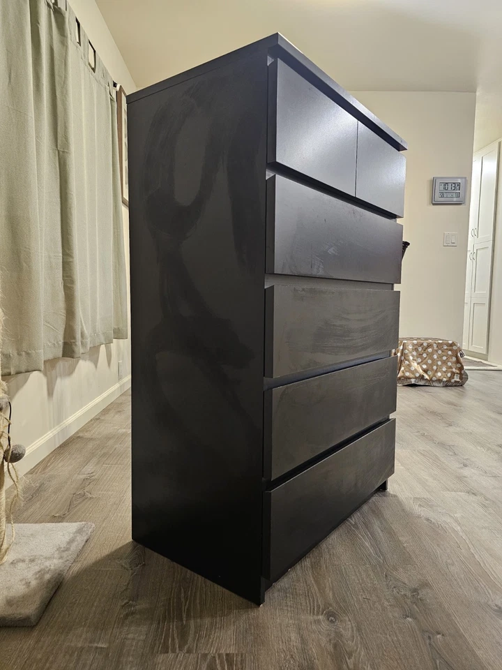 Cómoda mediana de madera negra con 6 cajones en estado sólido usada Foto 2 de 4
