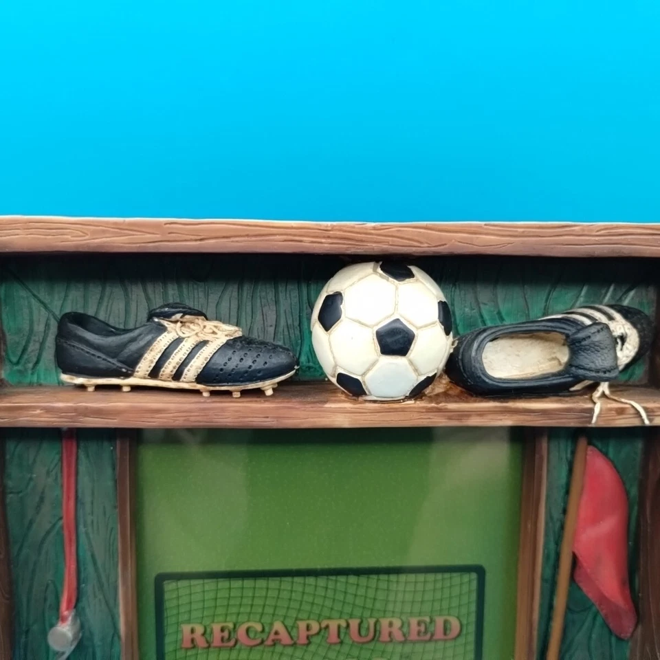 Marco de fotos de caja de sombras pintado a mano de fútbol goles recapturados Russ de 4" X 6" foto Foto 4 de 4