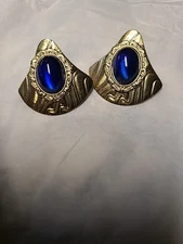 VINTAGE EARRINGS GOLD TONE WITH ROYAL BLUE CENTER PIERCED Costume  Jewerly 