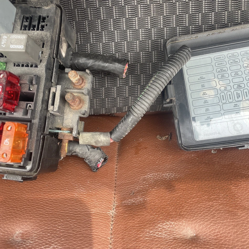 GMC Sierra K1500 1998 caja de fusibles bahía de motor 4x4 4x4 1500 Chevy Silverado 2500 Foto 4 de 4