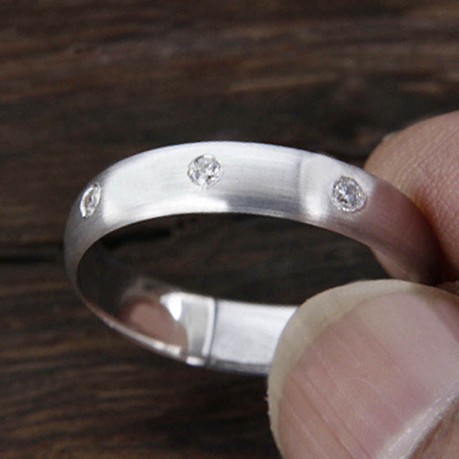 Anillo de alianza de boda con cúpula con acabado mate de 0,10 quilates de cor...