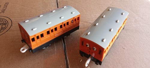 two thomas and friends cars plus 2 Village cars - Picture 5 of 6