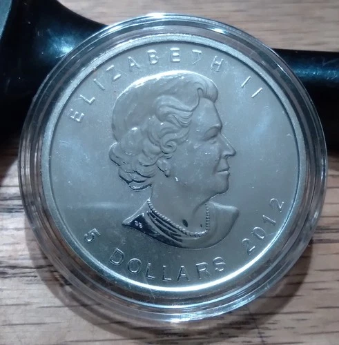 2012 -- 1 oz .9999 Silver -- Canadian Silver Maple Leaf  -- Canada $5 Coin UNC