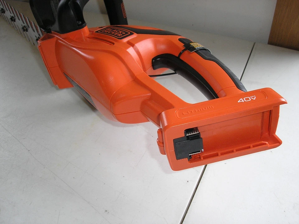 NEW BLACK & DECKER 40V CORDLESS 24" HEDGE TRIMMER  NO BATTERY / READ DESCRIPTION - Image 4 of 4