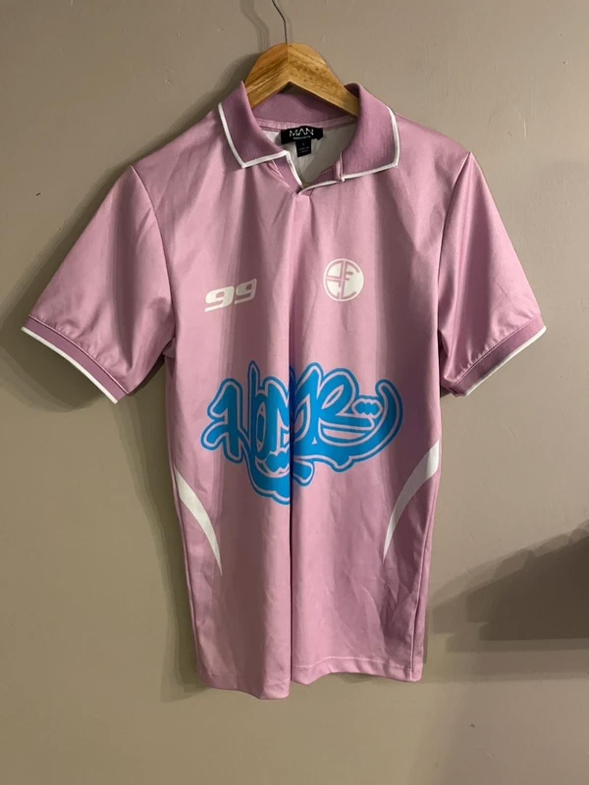 Camiseta deportiva boohooMAN rosa graffiti - Streetwear - Talla S - En muy buena condición