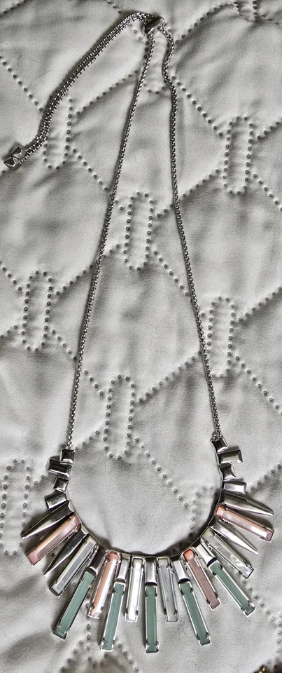 Ожерелье с застежкой-липучкой Kendra Scott розовое морское зеленое серебристое дихроичное стекло - Изображение 4 из 4